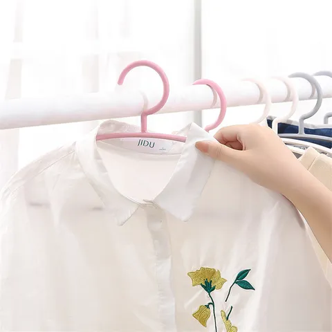 Cintre à Vêtements en Plastique Moderne Minimaliste Antidérapant Sans Coutures Demi-Cercle pour Armoire Maison
