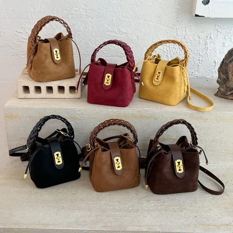 Borsa a Secchiello da Donna in PU Texture Camoscio Design di Nicchia Manico Intrecciato Tracolla Chiusura in Metallo Semplice Moda