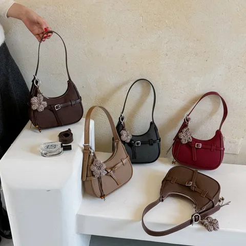 Borsa Sottoascellare da Donna in Pelle PU Vintage Moda Urbana Minimalista Tinta Unita Borsa a Spalla Con Ciondolo a Fiore
