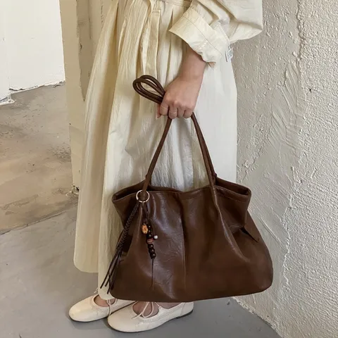 Sac Fourre-tout de Grande Capacité en Cuir PU Souple Rétro pour Femmes Sac à Bandoulière Vintage avec Pendentif à Gland Couleur Unie Sac Sous le Bras