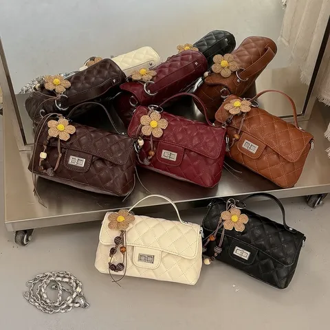 Borsa a Tracolla Trapuntata in Ecopelle PU da Donna Vintage con Chiusura a Girello e Ciondolo Floreale