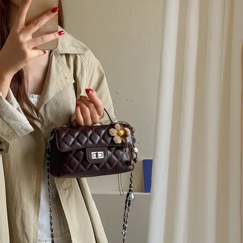 Borsa a Tracolla Trapuntata in Ecopelle PU da Donna Vintage con Chiusura a Girello e Ciondolo Floreale