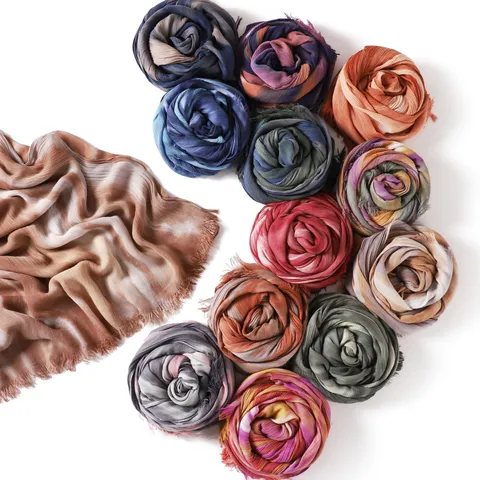 Women Fashion Gradient Scarf Lightweight Breathable Soft Pleated Fringed Shawl Daily Commuting Headwear Scarf