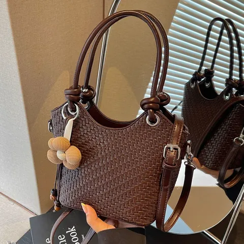 Sac Seau Tissé Pour Femme Style Designer De Luxe Cuir PU Sac À Bandoulière Avec Charme De Fleur Sac À Main Mode Quotidien