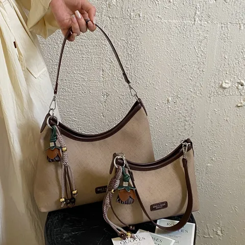 Borsa Hobo Retrò da Donna Grande Capacità in Pelle PU Borsa a Spalla Casual Borsa a Tracolla Con Ciondolo Moda Pendolare