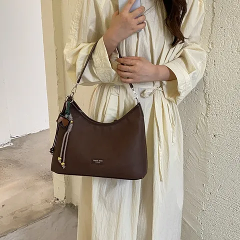 Borsa Hobo Retrò da Donna Grande Capacità in Pelle PU Borsa a Spalla Casual Borsa a Tracolla Con Ciondolo Moda Pendolare