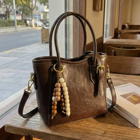 Exquisite Retro PU Leder Handtasche Für Damen High-End Pendler Umhängetasche Mit Holzperlen-Anhänger Top Griff Schultertasche