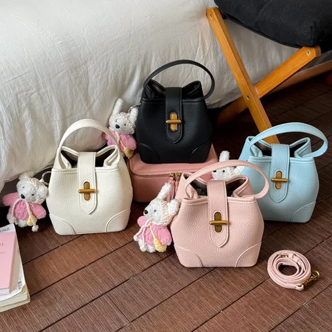 Modische Hochwertige Damen PU Leder Beuteltasche Minimalistische Schulter Umhängetasche Mit Abnehmbarem Gurt Und Anhänger Damen Alltagstasche
