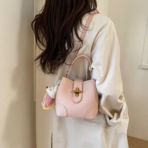 Modische Hochwertige Damen PU Leder Beuteltasche Minimalistische Schulter Umhängetasche Mit Abnehmbarem Gurt Und Anhänger Damen Alltagstasche