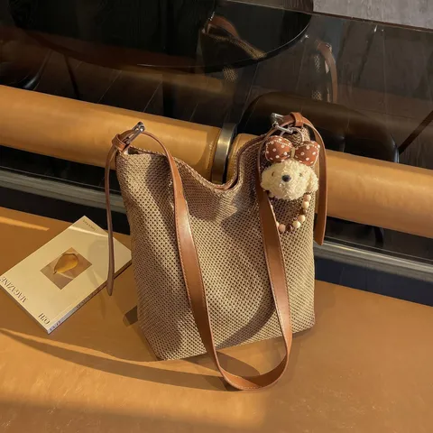 Dames Grote Capaciteit Gebreide Geweven Emmer Tas Herfst Mode Schoudertas Crossbody Tas Met Beer Hanger Retro Handtas