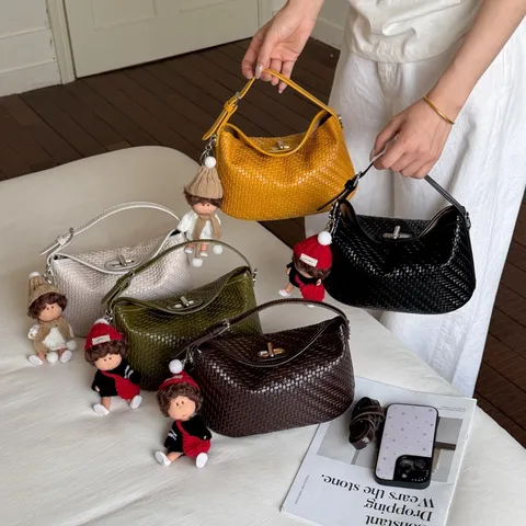 Borsa a Spalla da Donna Intrecciata in Pelle PU Elegante Borsa a Tracolla con Chiusura a Scatto Borsa Sottoascellare alla Moda con Ciondolo per Donna