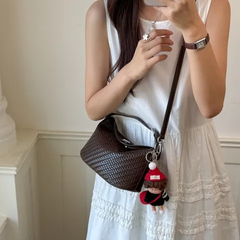 Borsa a Spalla da Donna Intrecciata in Pelle PU Elegante Borsa a Tracolla con Chiusura a Scatto Borsa Sottoascellare alla Moda con Ciondolo per Donna