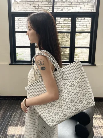 Dames Geweven Schoudertas Grote Capaciteit PVC Handgeweven Open Bovenkant Tote Bag Minimalistisch Geleed Vakantie Mand Handtas