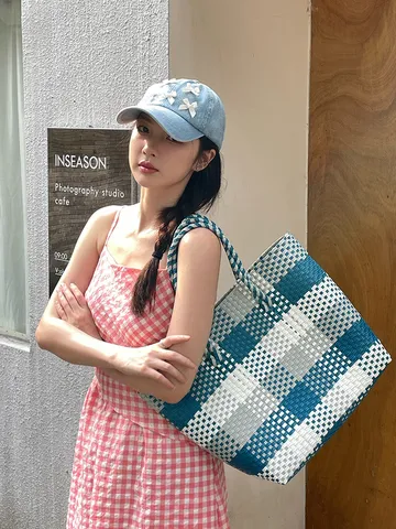 Dames Geweven Schoudertas Grote Capaciteit PVC Handgeweven Open Bovenkant Tote Bag Minimalistisch Geleed Vakantie Mand Handtas