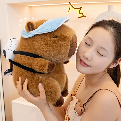 Mignon Capybara Peluche Animal En Peluche Poupée Avec Sac À Dos De Football Doux Coussin Compagnon De Dessin Animé Cadeau D'Anniversaire Pour Enfants