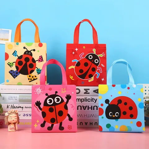 Sac d'Emballage Cadeau en Non-Tissé Laminé Coccinelle de Dessin Animé Imperméable Portable Cadeau pour Enfants Rangement de Vêtements