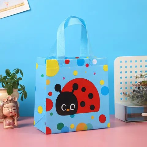 Sac d'Emballage Cadeau en Non-Tissé Laminé Coccinelle de Dessin Animé Imperméable Portable Cadeau pour Enfants Rangement de Vêtements