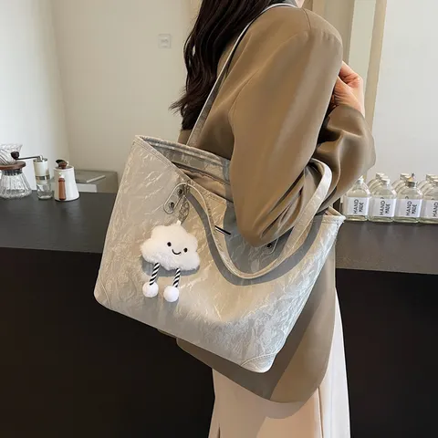 Sac Cabas Plissé Style Coréen Rétro pour Femmes Grande Capacité Minimaliste Décontracté Sac Bandoulière Avec Pendentif Nuage en Peluche