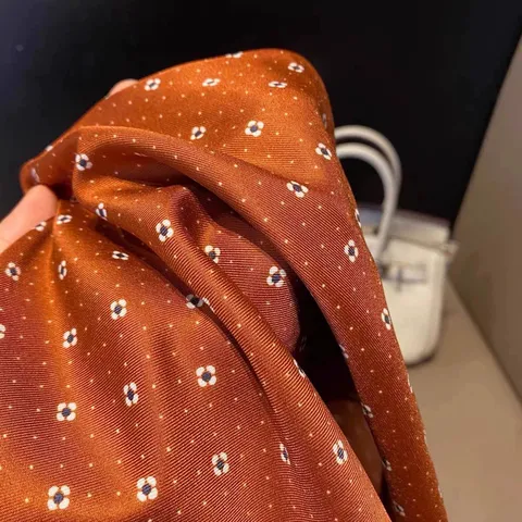 Donne Moda Stampa a Pois Sciarpa Quadrata Leggera Raso Seta Sensazione Sciarpa da Collo Quotidiano Casual Chic Fascia per Capelli Accessori da Viaggio