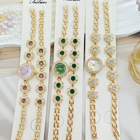 Montre à Quartz en Alliage avec Strass Colorés et Ensemble Bracelet Pavé Assorti pour Femme Montre Bracelet Analogique Élégante Bijoux