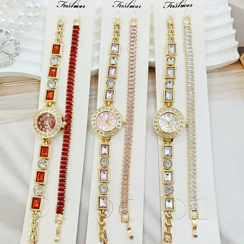 Montre à Quartz Rétro pour Femmes et Ensemble Bracelet Strass Luxe Alliage Plaqué Or Montre-Bracelet Cadeau Bijoux