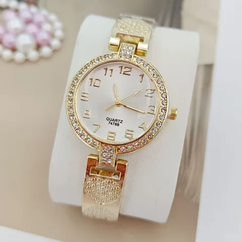 Damen Mode Herz Strass Quarz Armbanduhr Legierung Kette Damen Armbanduhr Elegantes Digitales Zifferblatt Runde Armbanduhr