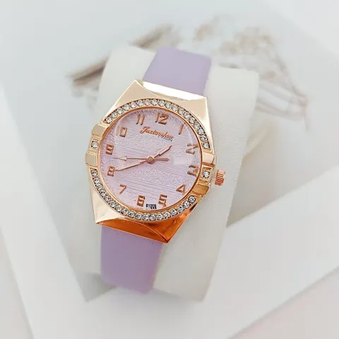 Montre à Quartz pour Femmes avec Strass Boîtier en Or Rose Bracelet en Cuir PU Élégante Montre-Bracelet Analogique
