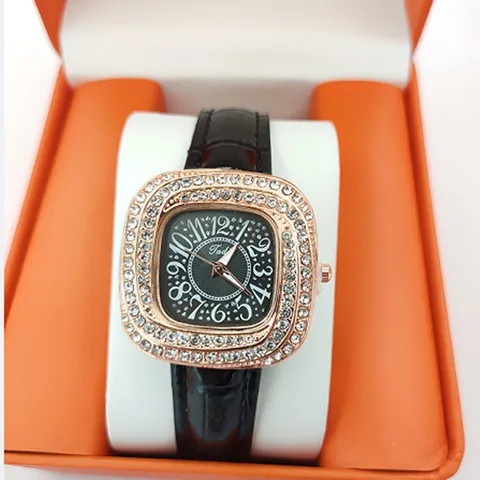 Montre à Quartz Femme Carrée Strass Design Minimaliste Bracelet en Similicuir Élégante Montre-Bracelet Cristal Bijoux Décontractés Cadeau