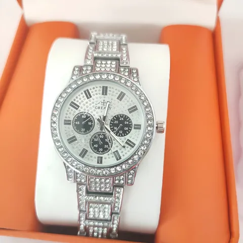 Luxe Legering Volledige Strass Kwartshorloge Voor Mannen Vrouwen Mode Chrono Stijl Iced Out Ingelegd Glanzend Diamant Look Metalen Band Casual Polshorloge Cadeau