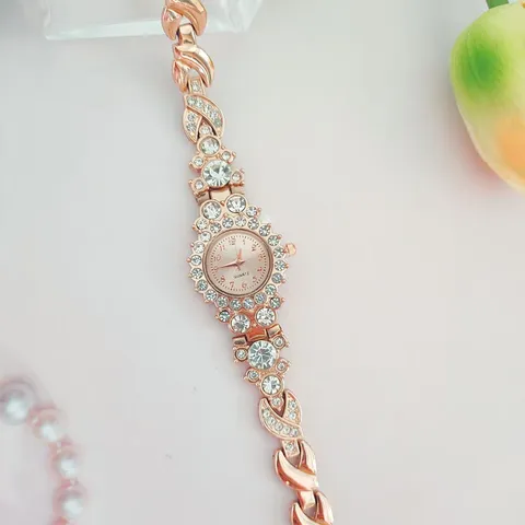Luxury Alloy Rhinestone Women Watch Fashion Full Crystal Analog Pointer Quartz Watch Round Bracelet Wristwatch Elegant Girls Decorative Jewelry Clock