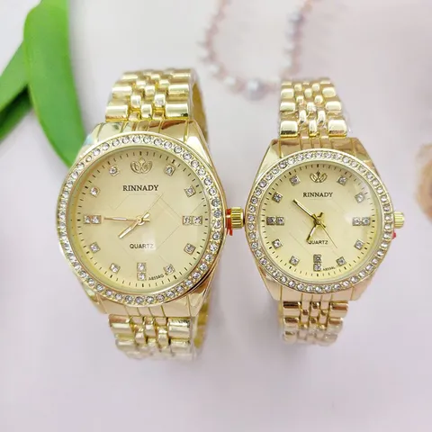 Reloj de Cuarzo de Aleación Casual de Moda Banda de Acero Dorado Diamantes de Imitación Incrustado Esfera Redonda Puntero Pantalla Relojes de Pareja Amantes Reloj de Pulsera Joyería Regalo