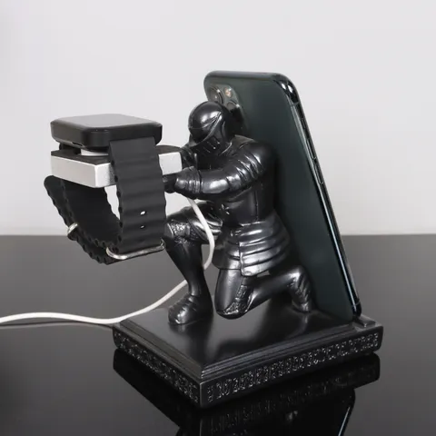 Retro Hars IJzeren Samurai Ridder Smart Watch Oplaadstandaard Telefoonhouder Bureau Ornament