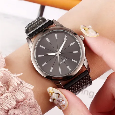 Fashion Casual Quartz Watch For Men And Women Silicone Strap Alloy Case Round Dial Analog Wristwatch Daily Wear