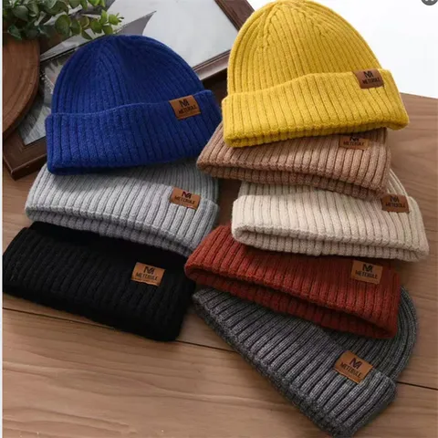 Unisex Winter Warm Strickmütze Acryl Mode Umschlag Randlos Rippen Skull Cap Mit Kunstleder-Patch Für Kalte Tage Erwachsene Dehnbar Mütze