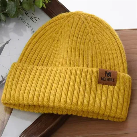 Unisex Winter Warm Strickmütze Acryl Mode Umschlag Randlos Rippen Skull Cap Mit Kunstleder-Patch Für Kalte Tage Erwachsene Dehnbar Mütze