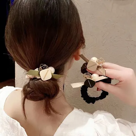 Chouchou Nœud en Satin Avec Perle Artificielle et Décor en Alliage Élastique à Cheveux pour Femmes Accessoires de Coiffure