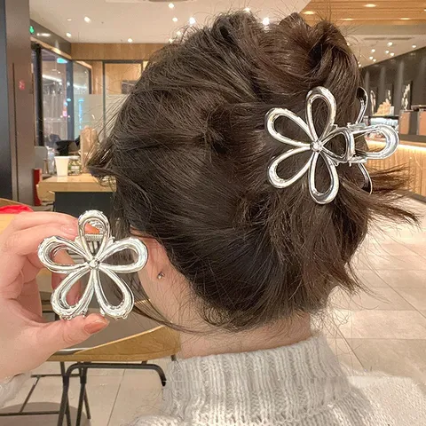 Alliage Creux Fleur Pince à Cheveux Élégante Argent Métallique Requin Mâchoire Clip Chic Botanique Antidérapant Coiffure pour Femmes Accessori Cheveux Quotidien