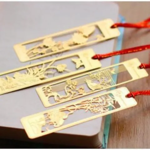 Segnalibro in Metallo Svuotato in Stile Cinese Vintage Oro Ottone Segnapagina Per Studenti Motivi Prugna Orchidea Bambù Crisantemo Elegante Regalo Di Cancelleria