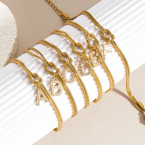 18k Vergoldet Titanstahl Doppelschicht Schlangenkette Initial Armband Für Damen Geknotet Strass Buchstaben Anhänger Verstellbare Handkette Modeschmuck