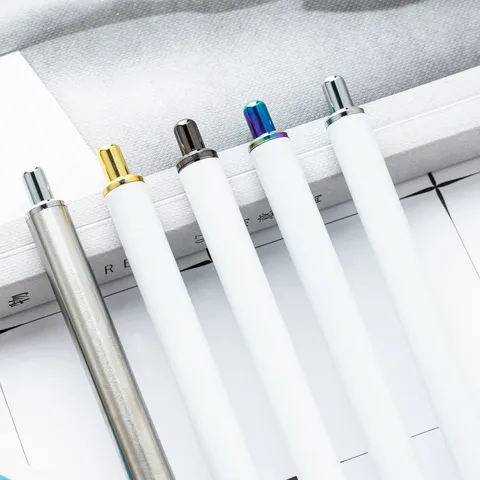 Minimalistische Metalen Balpen Druktype Kantoor Briefpapier Schrijver Witte Romp met Kleurrijke Metalen Accenten Cadeau