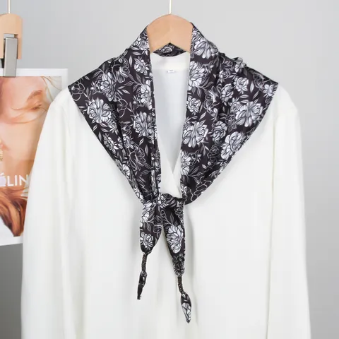 Women Fashion Triangle Scarf Paisley Floral Print Lightweight Sun Protection Shawl Neck Scarf For Spring And Summer