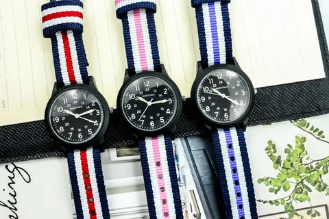 Montre à Quartz avec Bracelet en Toile Mode Montre Militaire Lumineuse Extérieure Montre Bracelet Casual Étudiant