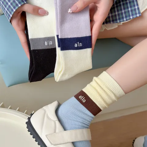 Dames Halflange Sokken Gekamd Katoen Kleurenblok Zoete Stijl Casual Veelzijdig Leuke Letter Borduurwerk Mode