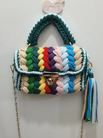 Handgeweven Kleurrijke Crossbody Tas voor Dames Hyuna Stijl Gebreide Schoudertas met Metalen Ketting en Driehoekig Slot