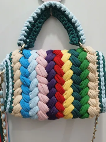 Handgeweven Kleurrijke Crossbody Tas voor Dames Hyuna Stijl Gebreide Schoudertas met Metalen Ketting en Driehoekig Slot
