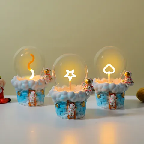 Creative Astronaut Cartoon LED Night Light USB Powered Glass Bulb Resin Base Desk Atmosphere Lamp Children Gift Home Decor