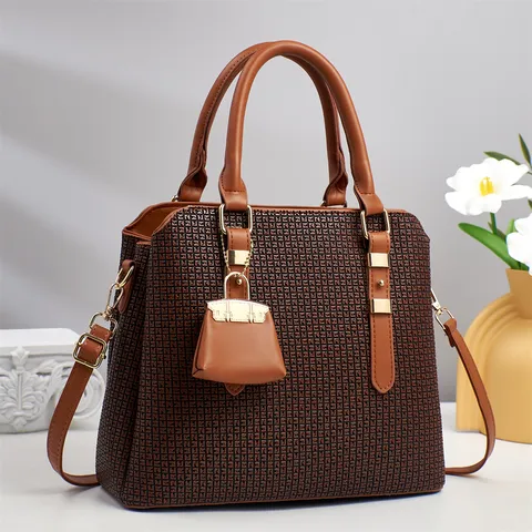 Grand Sac Cabas Femme Cuir PU Mode Sac Bandoulière Motif Classique Sac à Main Décontracté Avec Pendentif