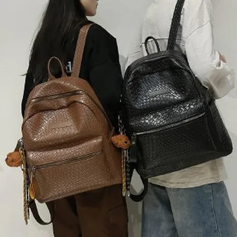 Unisex Gewebter PU Leder Rucksack Große Kapazität Mode Schultasche Reise Rucksack Für Herren Damen Koreanischen Stil Geflochten Daypack Mit Bär Anhänger
