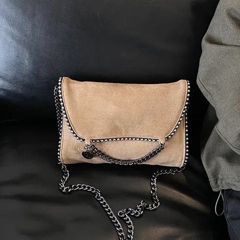 Dames Mode Suède Envelop Crossbody Tas Trendy Ketting Klinknagel Schoudertas Casual Effen Kleur Niche Ontwerp Handtas
