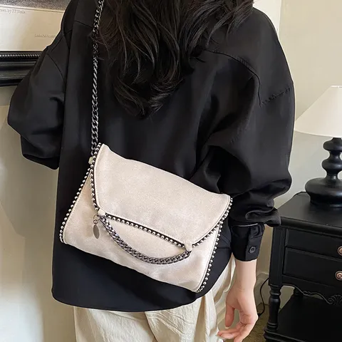 Dames Mode Suède Envelop Crossbody Tas Trendy Ketting Klinknagel Schoudertas Casual Effen Kleur Niche Ontwerp Handtas